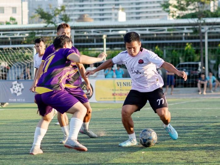 Một pha tranh chấp giữa đội Bình Định FC và Đào tạo lái xe Trình Nhỏ (áo trắng). Ảnh: ĐVCC