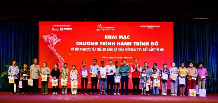  Trao quà cho các bệnh nhân mắc bệnh tan máu bẩm sinh tại chương trình. Ảnh: D.L 
