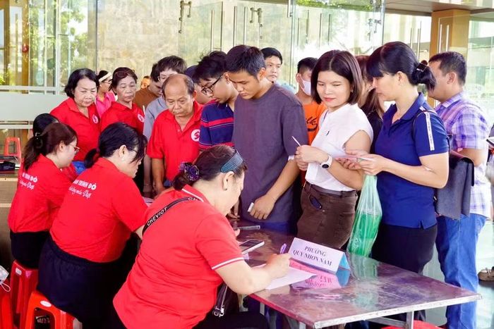  Đông đảo người dân có mặt từ sớm để đăng ký tham gia hiến máu. Ảnh: D.L 
