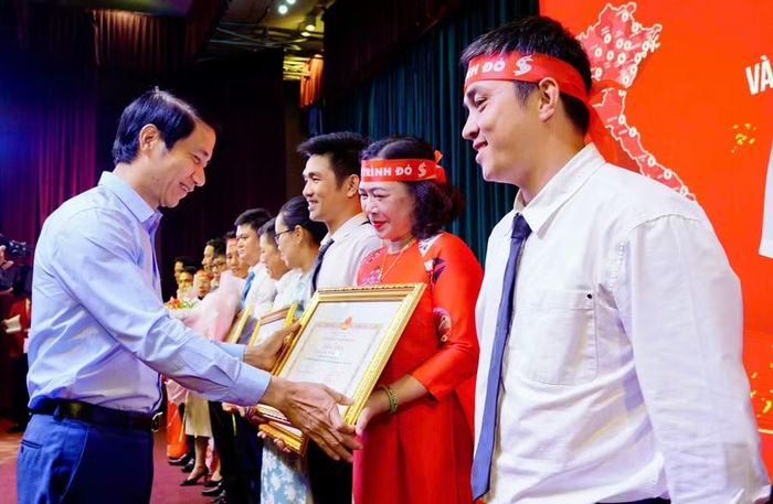  Phó Bí thư Tỉnh ủy, Chủ tịch Ủy ban MTTQ Việt Nam tỉnh Gia Lai Nguyễn Ngọc Lương trao bằng khen của Chủ tịch UBND tỉnh cho đại diện Trường Tiểu học Nguyễn Văn Trỗi tại lễ khai mạc. Ảnh: D.L 