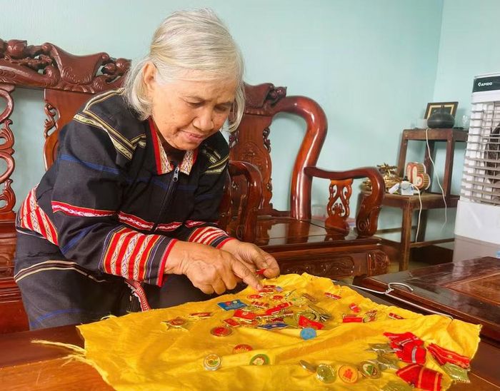 Nữ Anh hùng Kpă Ó cất giữ tất cả huy hiệu để nhắc bản thân mỗi ngày luôn sống cho xứng đáng với sự ghi nhận của Đảng, Nhà nước. Ảnh: P.D