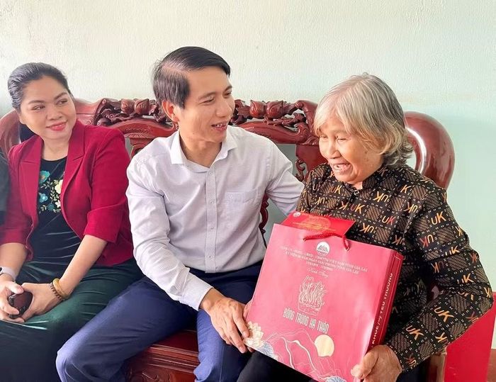 Phó Bí thư Tỉnh ủy Nguyễn Ngọc Lương thăm, tặng quà Anh hùng Kpă Ó nhân kỷ niệm 50 năm Ngày giải phóng tỉnh Gia Lai (17/3/1975 - 17/3/2025). Ảnh: P.D