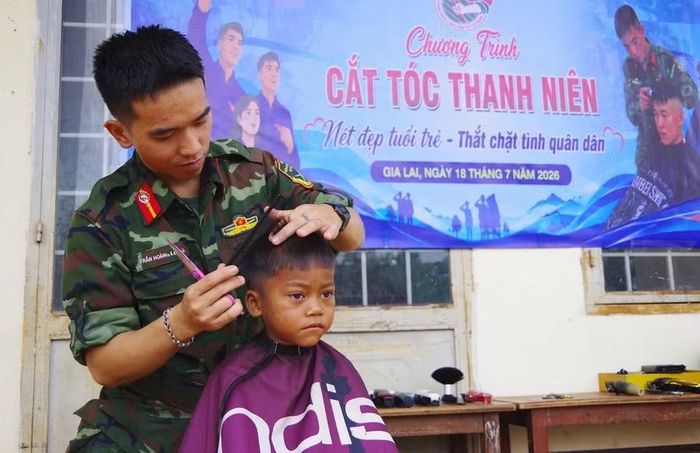 Đoàn viên, thanh niên Trung đoàn Thông tin 29 cắt tóc miễn phí cho thiếu nhi xã Ia Băng. Ảnh: N.T
