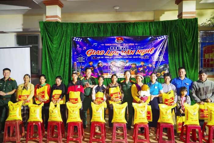 Tặng quà cho các gia đình có hoàn cảnh khó khăn. Ảnh: N.T
