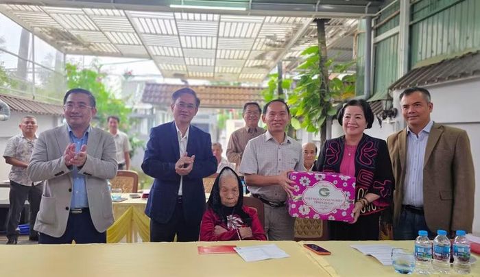  Đại diện UBND phường Pleiku, Hiệp hội Doanh nghiệp tỉnh Gia Lai và Công ty CP Công trình đô thị Gia Lai trao quà phụng dưỡng cho gia đình Mẹ Lê Thị Thọ. Ảnh: Bá Bính 
