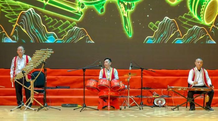  Không chỉ hòa âm, phối khí, nhạc sĩ Trần Kim Vân (người đánh trống) còn trực tiếp tham gia biểu diễn cùng dàn nhạc, góp phần tạo nên màu sắc âm nhạc cho nhiều chương trình nghệ thuật. Ảnh: N.N 