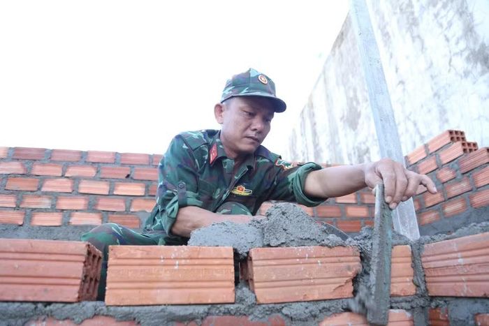  Bộ đội giúp dân xây dựng lại nhà ở sau thiên tai. Ảnh: H.P 