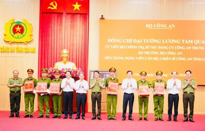 Lãnh đạo Bộ Công an và lãnh đạo tỉnh Gia Lai tặng quà cho các thương binh đang công tác trong ngành Công an. Ảnh: N.H