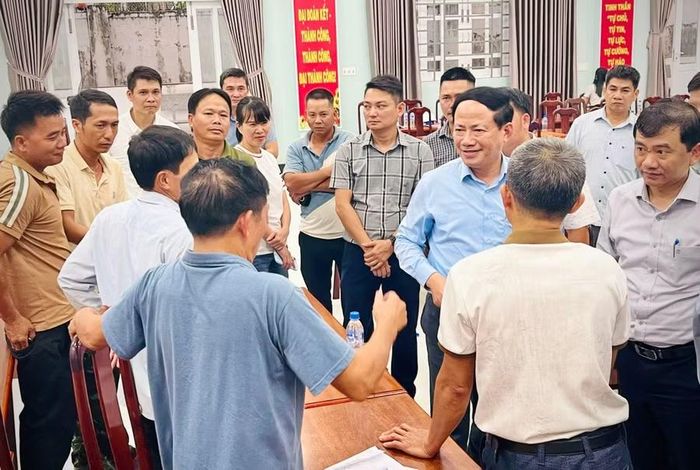 Sau cuộc đối thoại với Chủ tịch UBND tỉnh Phạm Anh Tuấn (áo sơ mi xanh, đứng giữa), những vướng mắc kéo dài nhiều năm tại Công ty CP Cà phê Gia Lai đã được tháo gỡ, các hộ dân đồng thuận ký lại hợp đồng nhận khoán. Ảnh: Phương Dung