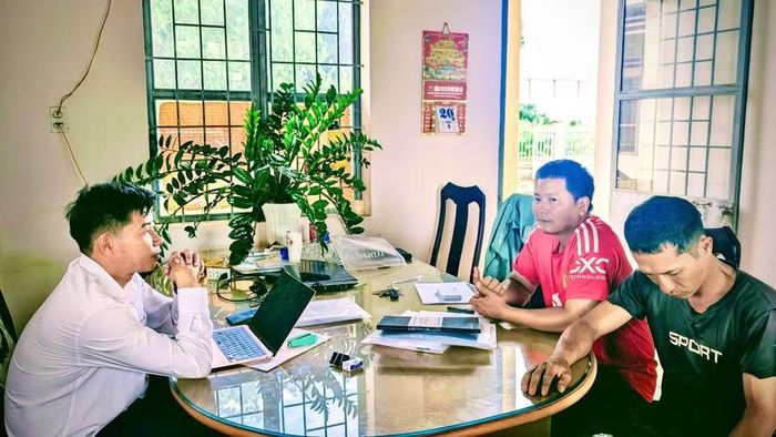 Các hộ dân làm việc với lãnh đạo Công ty CP Cà phê Gia Lai trước khi ký hợp đồng nhận khoán, tiếp tục đầu tư, tổ chức sản xuất ổn định, lâu dài. Ảnh: Trúc Phùng