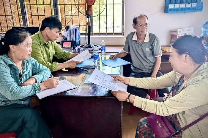 Sau khi phương án giao khoán được điều chỉnh phù hợp với thực tế, các hộ dân đã chủ động đến Công ty CP Cà phê Gia Lai ký lại hợp đồng nhận khoán. Ảnh: Trúc Phùng