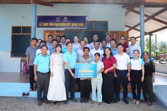 Hội Doanh nhân trẻ tỉnh Gia Lai và lãnh đạo phường Hoài Nhơn Bắc bàn giao nhà Đại đoàn kết cho hộ ông Huỳnh Chum (tổ dân phố Hoài Sơn Bắc). Ảnh: Quang Hải