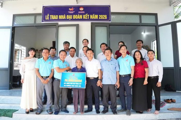 Hội Doanh nhân trẻ tỉnh Gia Lai và lãnh đạo phường Hoài Nhơn Bắc bàn giao nhà Đại đoàn kết cho hộ bà Trịnh Thị Thung (tổ dân phố Hoài Sơn Nam). Ảnh: Quang Hải