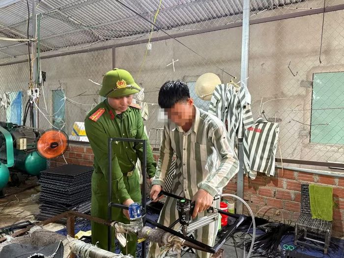Cán bộ Trại giam Kim Sơn hướng dẫn phạm nhân học nghề đan nhựa giả mây. Ảnh: D.Đ