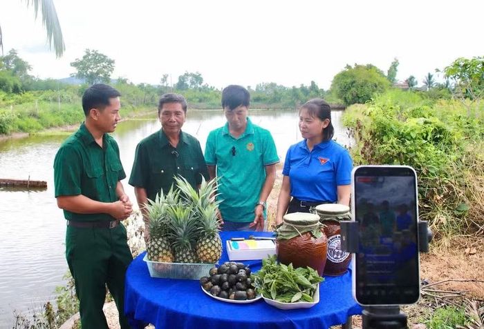 Phiên livestream do các hội, đoàn thể xã Ia Hiao tổ chức ngay tại ao nuôi ốc bươu đen của gia đình cựu chiến binh Bùi Văn Tiến. Ảnh: Vũ Chi