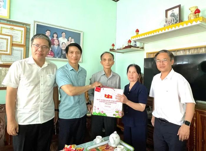 Đoàn công tác thăm hỏi, tặng quà ông Vũ Đức Việt (giữa). Ảnh: P.D