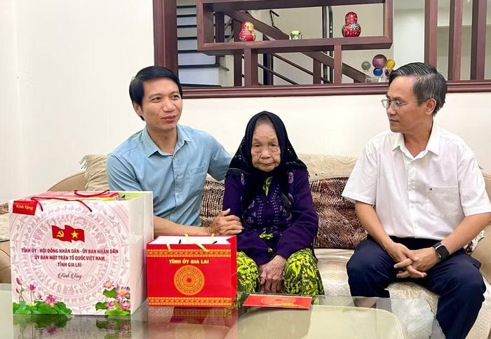 Phó Bí thư Tỉnh ủy Nguyễn Ngọc Lương (bên trái) thăm hỏi, tặng quà Mẹ Việt Nam Anh hùng Lê Thị Thọ. Ảnh: P.D