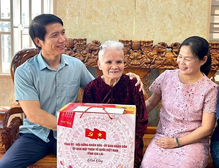 Phó Bí thư Tỉnh ủy Nguyễn Ngọc Lương (bên trái) thăm hỏi, tặng quà bà Lại Thị Cưu (tổ 4, vợ liệt sĩ). Ảnh: P.D