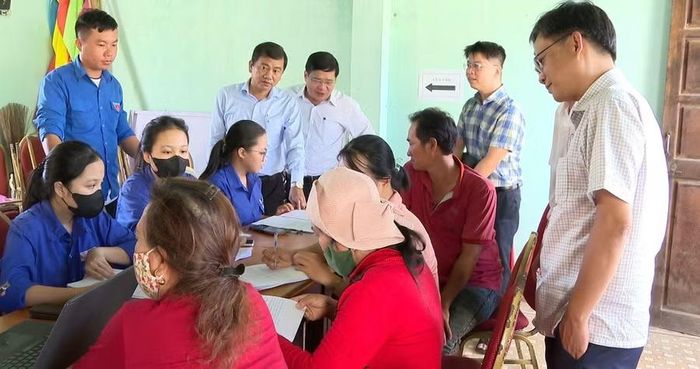 Tổ công tác trực tiếp kiểm tra việc kê khai, đăng ký đất đai tại xã Cát Tiến. Ảnh: Nhật Trường