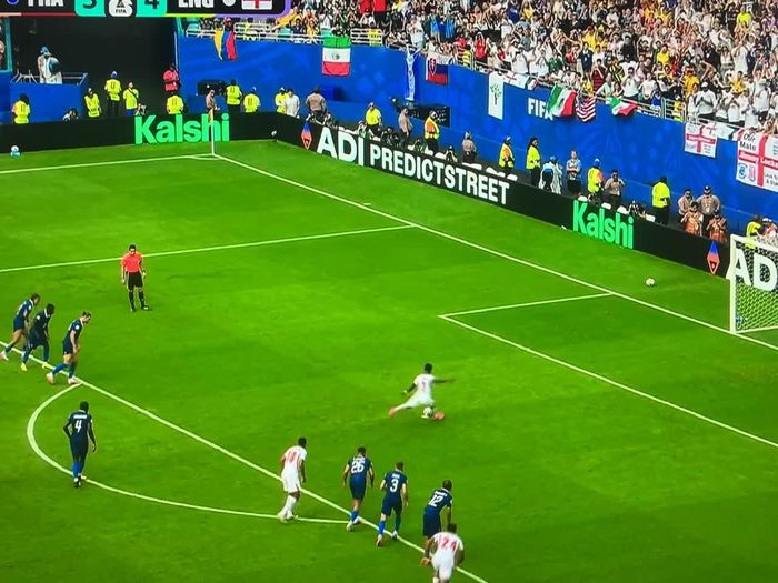 Bukayo Saka lạnh lùng đánh lừa Maignan, hoàn tất cú hat-trick và nâng tỷ số lên 5-3.