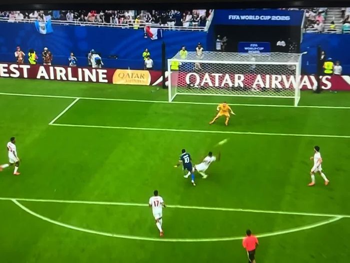 Mbappe thắp lại hy vọng bằng cú dứt điểm chuẩn xác.