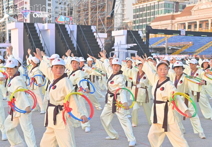 Biểu diễn bài võ dụng cụ.