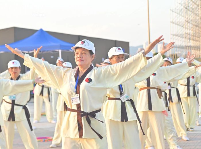 Hoạt động nhằm tạo điều kiện cho hội viên các câu lạc bộ thể dục dưỡng sinh rèn luyện sức khỏe.