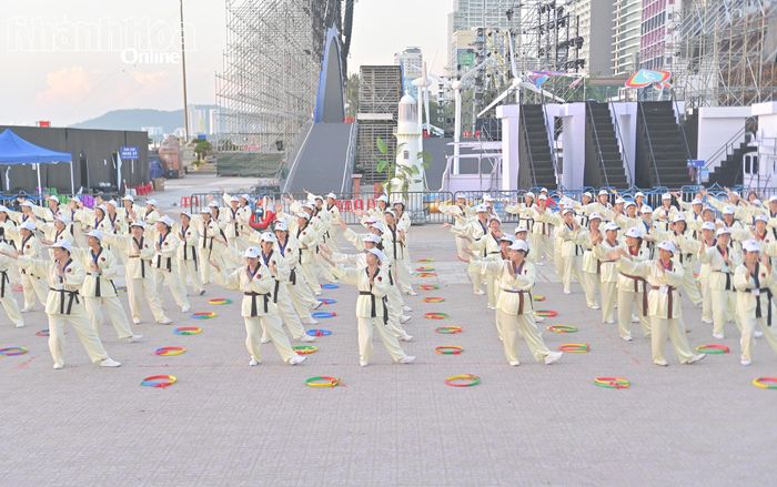 Các hội viên biểu diễn bài thể dục võ cổ truyền.