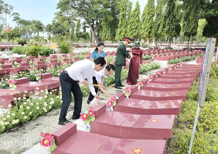 Thành viên đoàn các xã đến từng phần mộ để thắp những nén hương thơm.