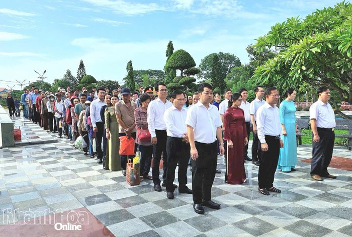 Lãnh đạo các xã: Ninh Phước, Phước Hậu, Phước Hữu cùng thân nhân các liệt sĩ tại lễ viếng.