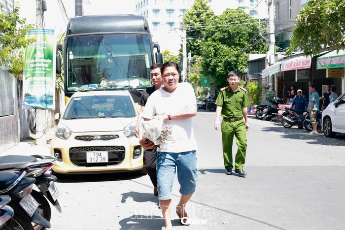 Du khách mang san hô khai thác trái phép giao nộp cho lực lượng chức năng.