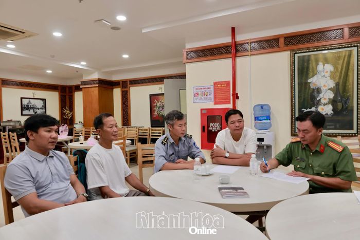 Lực lượng chức năng làm việc với 2 du khách có hành vi khai thác san hô trái phép khu vực Hòn Chồng - Đặng Tất.