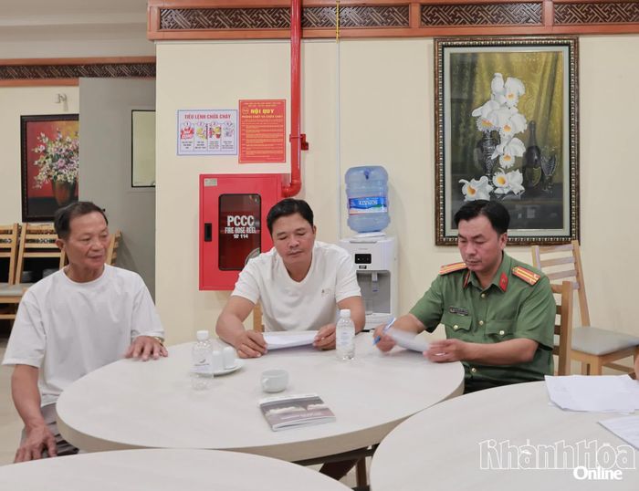 Ông Vũ Văn Bắc và ông Vũ Văn Yên làm việc với lực lượng chức năng sáng 19-7.