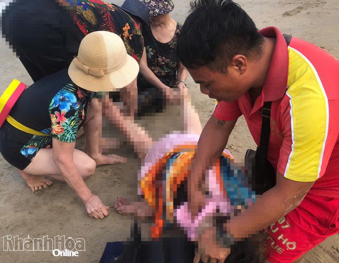 Nhân viên cứu hộ Nguyễn Hoàng Minh Tuyên sơ cứu cho cụ bà bị đột quỵ.