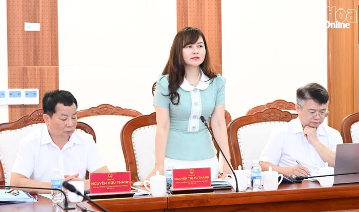 Thành viên đoàn công tác phát biểu góp ý.