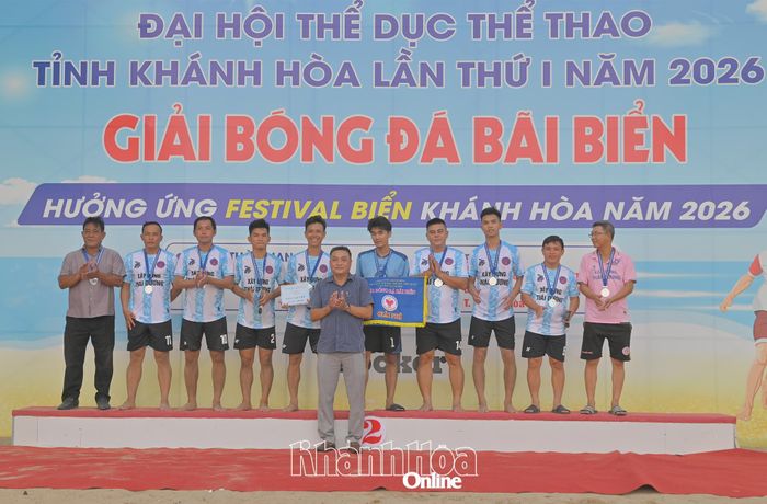 Ban tổ chức trao giải nhì cho đội phường Nha Trang.