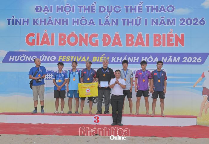 Ban tổ chức trao giải ba cho đội phường Ba Ngòi.