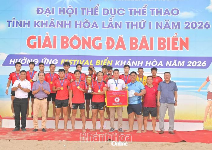 Ban tổ chức trao cúp vô địch cho đội phường Tây Nha Trang.