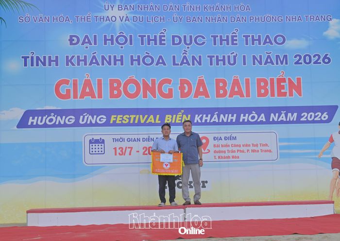 Ban tổ chức trao giải phong cách cho đội bóng xã Diên Điền.