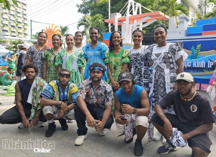 Chị Suliana Revo (thứ 2 bên trái) cùng nhóm bạn đến từ quốc đảo Vanuatu.