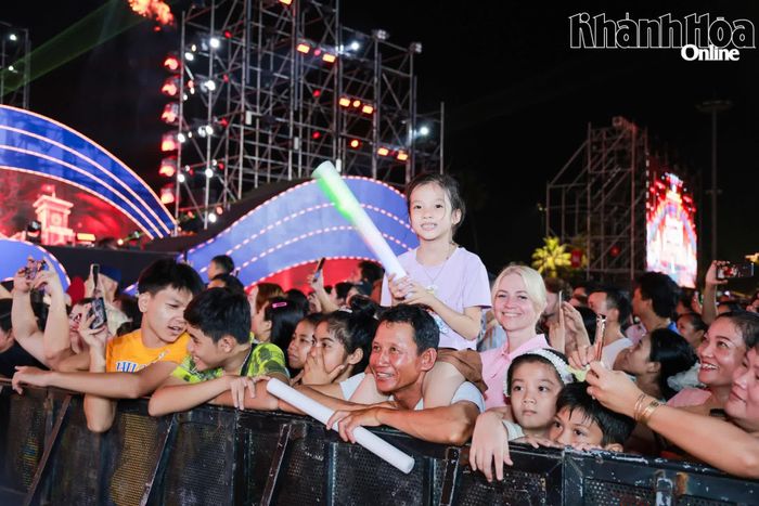 Niềm vui của khán giả khi đến xem chương trình bế mạc Festival Biển Khánh Hòa năm 2026.
