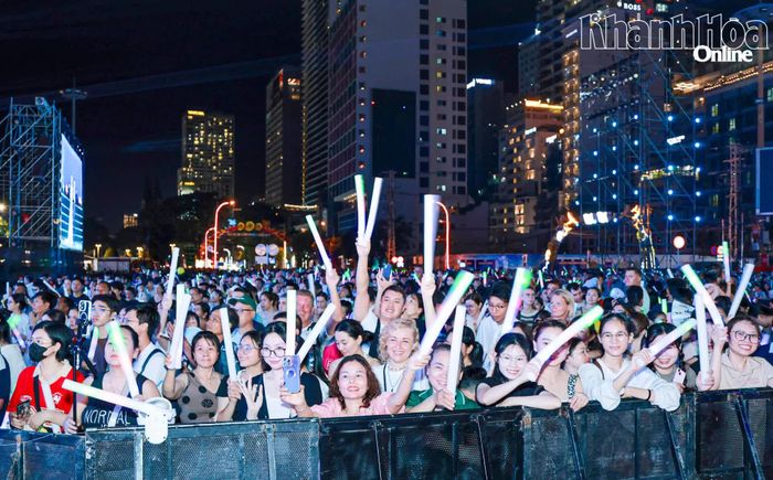 Khán giả được nhận vé miễn phí để vào các fanzone xem chương trình.