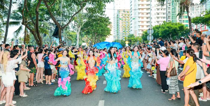 Người dân và du khách hòa mình vào không khí sôi động của chương trình diễu hành đường phố.