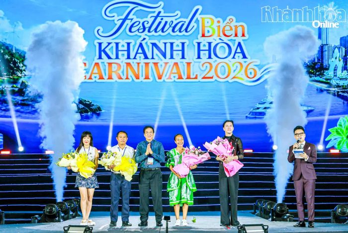 Đồng chí Nguyễn Long Biên - Ủy viên Ban Thường vụ Tỉnh ủy, Phó Chủ tịch Thường trực UBND tỉnh tặng hoa tri ân các đoàn nghệ thuật quốc tế.
