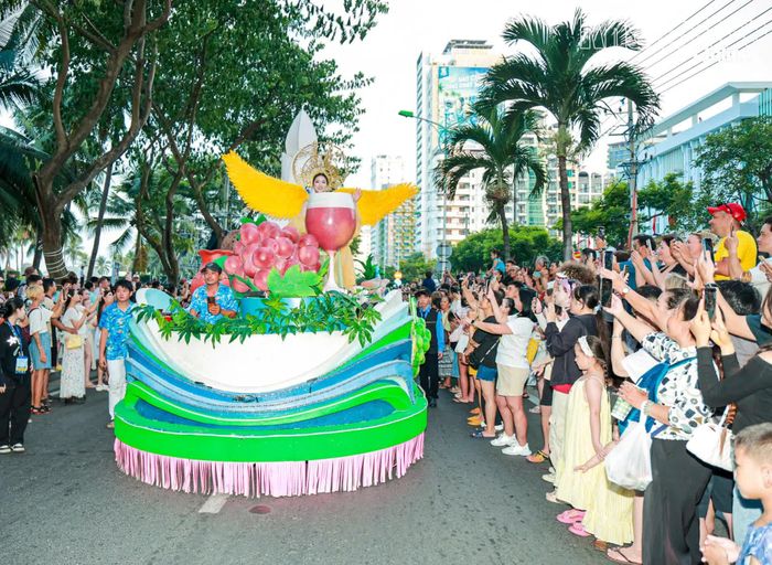 Xe hoa di chuyển trên đường phố mang đến niềm thích thú cho khán giả.