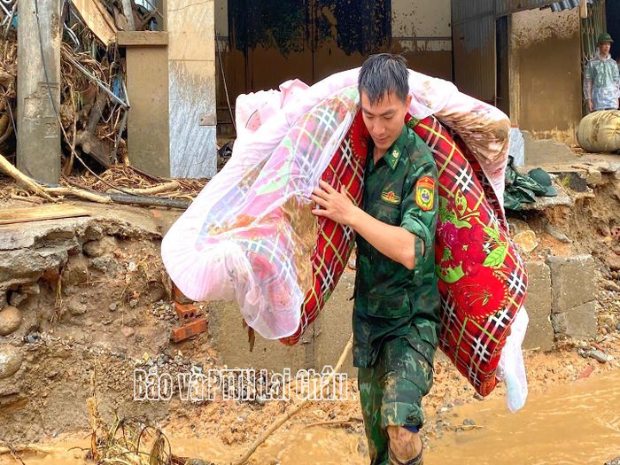 Cán bộ, chiến sĩ di chuyển tài sản của người dân đến nơi an toàn.