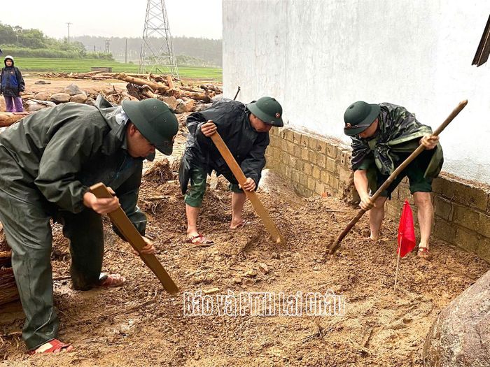 Bộ đội biên phòng tìm kiếm tại vị trí được chó nghiệp vụ xác định có dấu hiệu của nạn nhân mất tích.