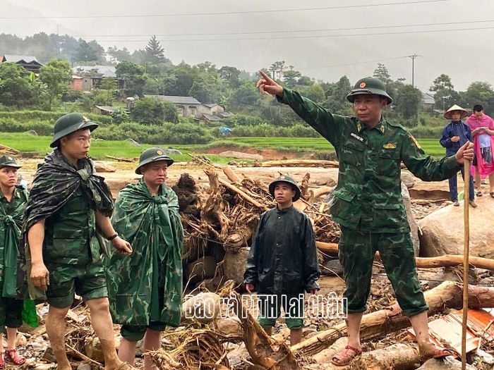 Đại tá Nguyễn Ngọc Ánh - Phó Chỉ huy trưởng, Tham mưu trưởng Ban Chỉ huy BĐBP tỉnh chỉ đạo công tác tìm kiếm nạn nhân mất tích.
