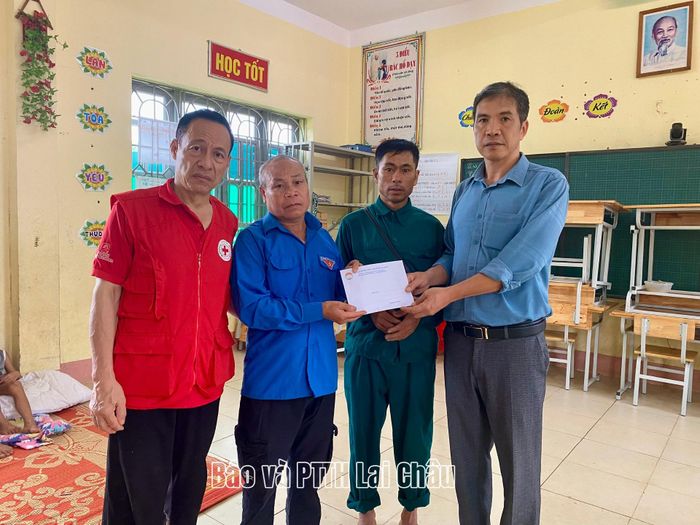 ... hỗ trợ cho gia đình nạn nhân Lò Văn Chương ở bản Chít.