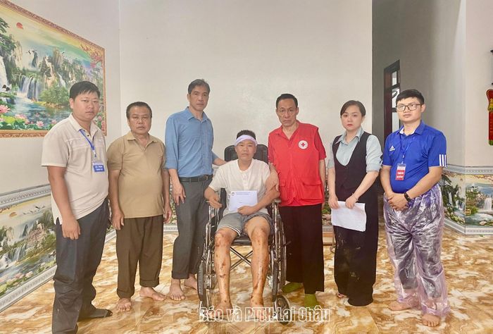 ... hỗ trợ gia đình nạn nhân Phạm Thị Liên ở bản Chít.